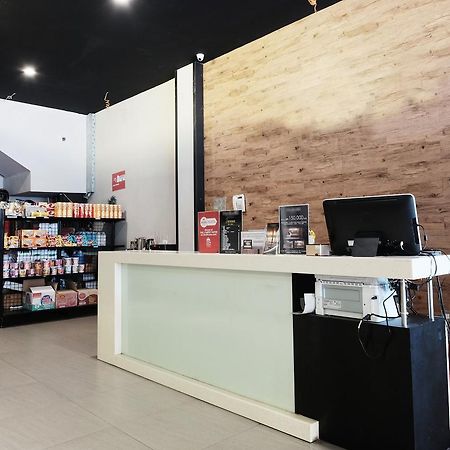 Albergue Juanda Airport Gedangan Exterior foto
